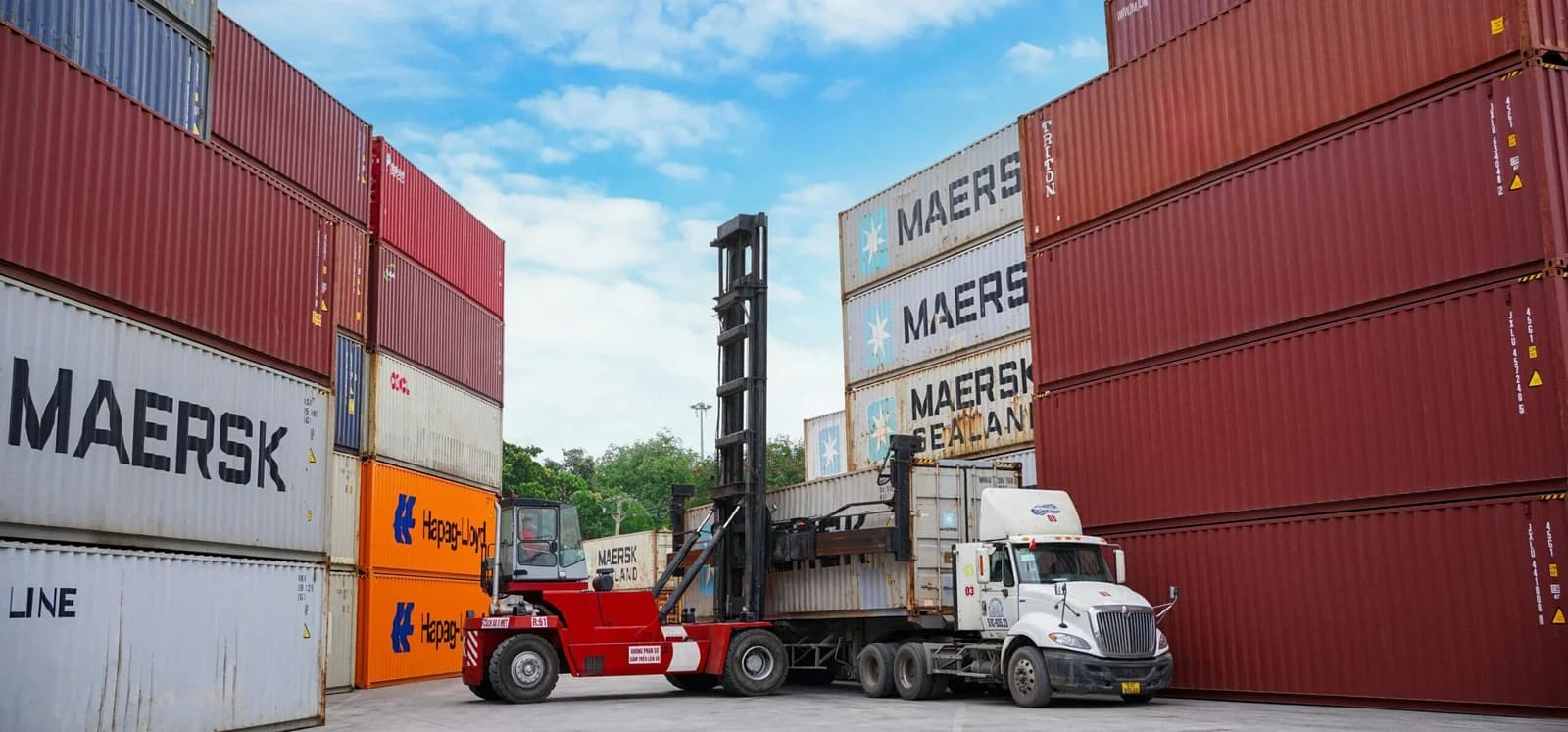 Manufacturing Logistics: Moving Heavy Machinery Safely